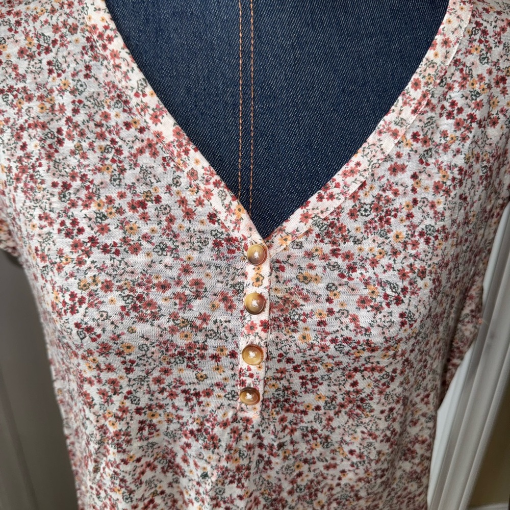 Loft  Ditzy Floral V-Neck Buttoned Women's Top 100% Linen Sz Medium - Picture 2 of 6